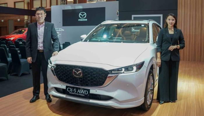 Mazda berkolaborasi menyatukan otomotif dengan fashion dengan menggandeng designer ternama nasional, Jeffry Tan di Jakarta Auto Week 2023 selain memamerkan 5 mobil unggulannya. (terasjakarta,id/ist)