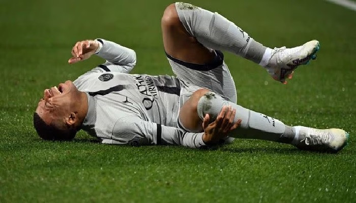 Kylian Mbappe harus ditarik mundur ke bangku cadangan usai mengalami cedera lutut di pertandingan melawan Montpellier, Rabu (1/2) (AFP)