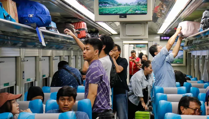 Lebih dari 1,8 juta tiket kereta api mudik lebaran sudah terjual. (foto: PT KAI)