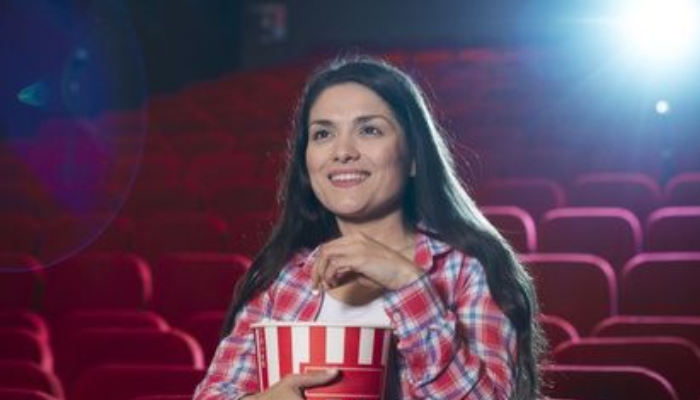 Cara membeli tiket bioskop secara online. (Pinterest/Freepik)
