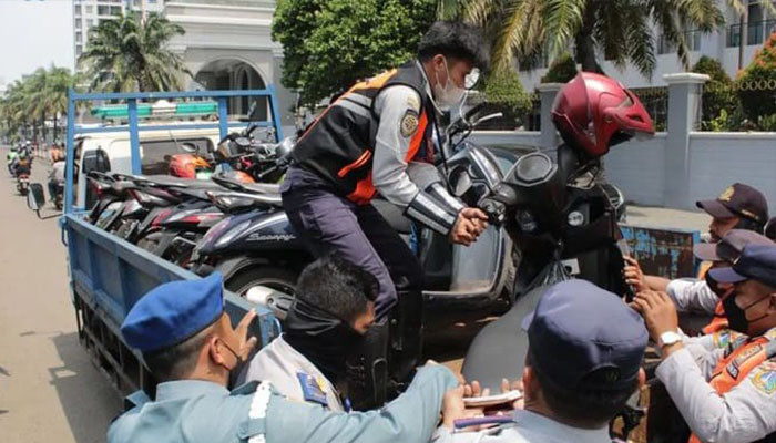 Petugas Dishub DKI Jakarta menindak kendaraan yang parkir liar. (terasjakarta/dishub dki)