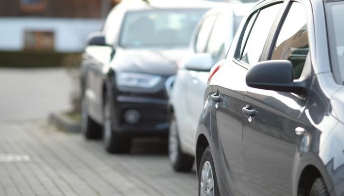 Pemilik mobil tanpa garasi bakal dikenakan denda Rp2 juta. (Freepik/@wirestock)