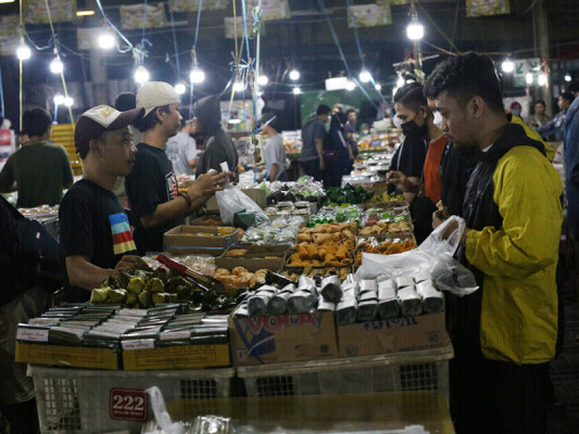 Pedagang di pasar kue subuh Senen yang akan resmi ditutup pada 10 Februari mendatang tengah melayani pembeli. (ist)