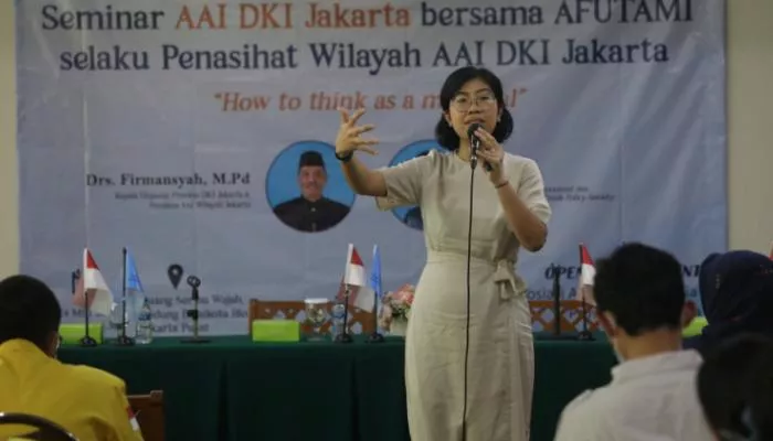 Penasehat AAI Wilayah DKI Jakarta, Afutami, sedang menyampaikan materi dalam seminar Kearsipan yang digelar di Balaikota pada Rabu, 24 Mei 2023. (foto; Istimewa)