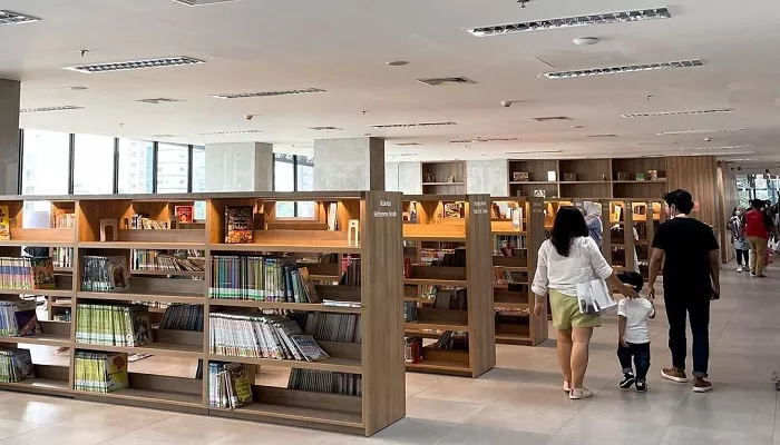 Selain memiliki banyak koleksi buku yang dapat diakses, Perpustakaan Jakarta ini juga menawarkan bebeerapa tempat yang asyik untuk bersantai. (Foto: Instagram @perpusjkt)