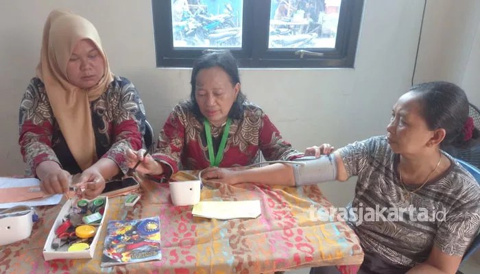 Kader posbindu melakukan pemeriksaan kesehatan ke warga lansia RW 04 di Keluarahan Rawa Buaya (foto: darma)