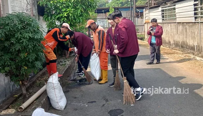 PPSU Rawa Buaya dan Mahasiswa Binus bersihkan lingkungan bersama di wilayah Kelurahan Rawa Buaya pada Senin, 13 Mei 2024 (Foto: Darma)