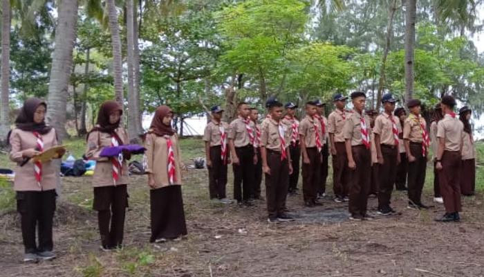 21 Siswa SMKN 61 Jakarta anggota Pramuka saat pelantikan menjadi Bantara di di Buper hutan Pulau Tidung, Kepulauan Seribu pada Minggu (30/1/2023) lalu. (terasjakarta.id/ist)