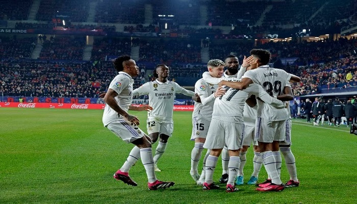 Real Madrid berhasil mengalahkan Osasuna dengan skor akhir 2-0 dan memangkas selisih gol dengan pemuncak klasemen sementara LaLiga 2022/2023 Barcelona. (reuters/vincent west)