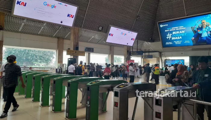 Situasi di Stasiun Tanah Abang, penumpang membludak akibat perjalanan KRL tertahan. (terasjakarta.id)