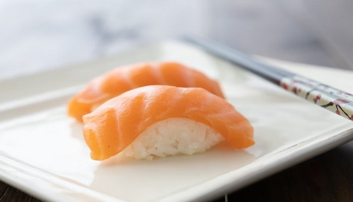 Makan Ikan adalah kegiatan yang sering dilakukan wanita Jepang untuk tetap sehat, menjaga berat badan, dan mempertahankan perut yang rata (unsplash)