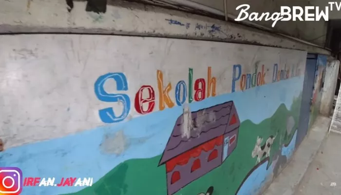 Sekolah yang berada di pemukiman kolong jembatan di Jakarta. (Foto: Tangkapan layar YouTube Bang Brew TV)