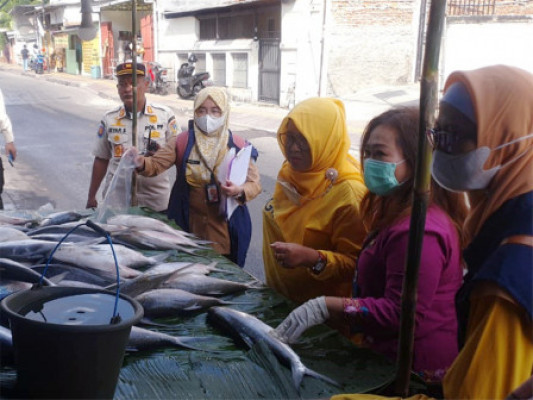 Sudin KPKP Jakarta Barat ambil sampel ikan bandeng jelang Imlek. (foto beritajakarta)