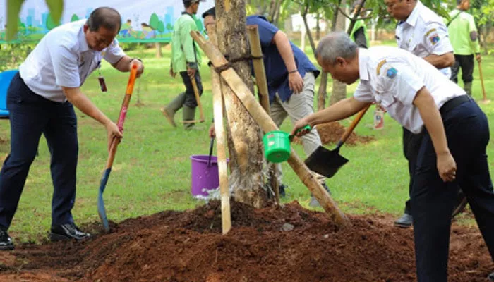 Wali Kota Jakarta Utara, Ali Maulana Hakim saat menanam pohon pada kegiatan anam Pohon Bersama Birukan Langit Jakarta. (foto: beritajakarta.id)