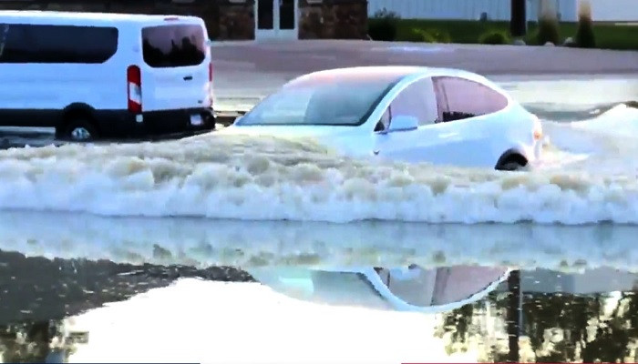 Amankah mobil listrik menerjang banjir? bagaimana tanggapan para produsen mobil listrik terkait mobil listrik menerjang banjir? (reddit)