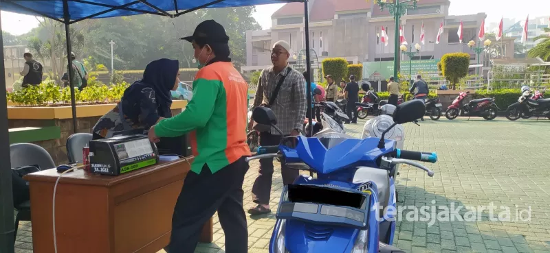 Kantor Wali Kota Jakarta Selatan dipenuhi kendaraan untuk uji emisi untuk menghindari tilang yang akan diberlakukan besok. (Foto: amay/terasjakarta.id)