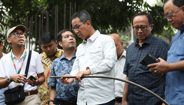 Pj Gubernur DKI Jakarta Heru Budi Hartono meminta pemasangan kabel jaringan utilitas dikubur dengan kedalaman 1,5 meter. (ist)
