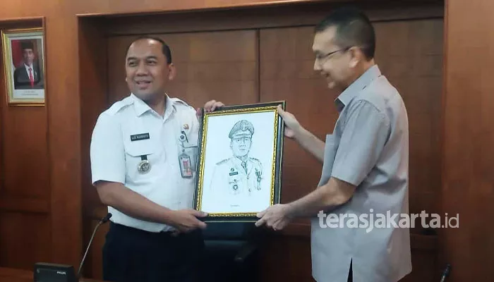 Wali Kota Jakarta Barat Uus Kuswanto menerima cenderamata sketsa wajah dari terasjakarta.id yang diserahkan oleh Komisaris terasjakarta.id Fadjar Panjaitan. (foto: terasjakarta)