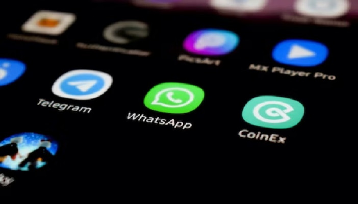 Virtex Whatsapp yang membuat netizen resah dan khawatir takut handphone mati mendadak. (Unsplash/Amin Moshrefi)