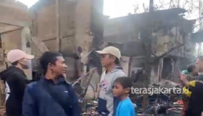 Warga korban kebakaran Depo Pertamina Plumpang tampak mendatangi rumah mereka yang turut ludes dilalap si jago merah. (terasjakarta.id/ist)