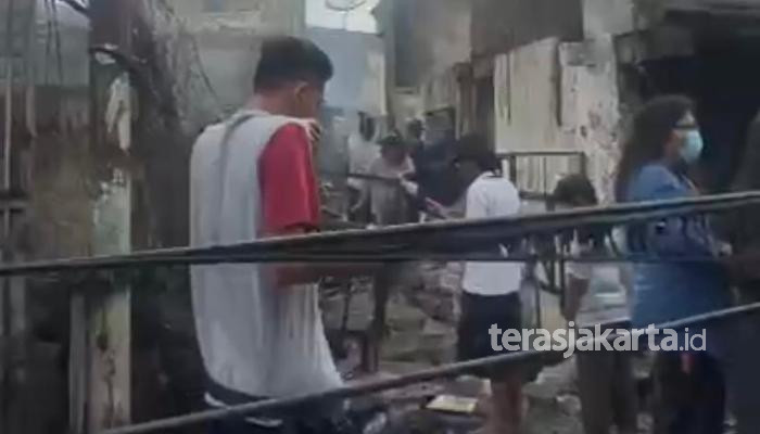 Warga korban kebakaran Depo Pertamina Plumpang mendatangi rumah mereka yang turut ludes terbakar pada Jumat (3/3/2023) kemarin. (terasjakarta.id/ist)