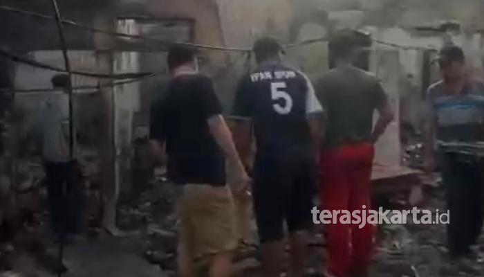 Warga korban kebakaran Depo Pertamina Plumpang mengais sisa harta yang tertinggal di rumah mereka yang turut dilalap si jago merah. (terasjakarta.id/st)