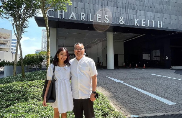 Zoe Gabriel dan ayahnya mendatangi kantor pusat Charles & Keith. (Instagram/@zoeaaleah)